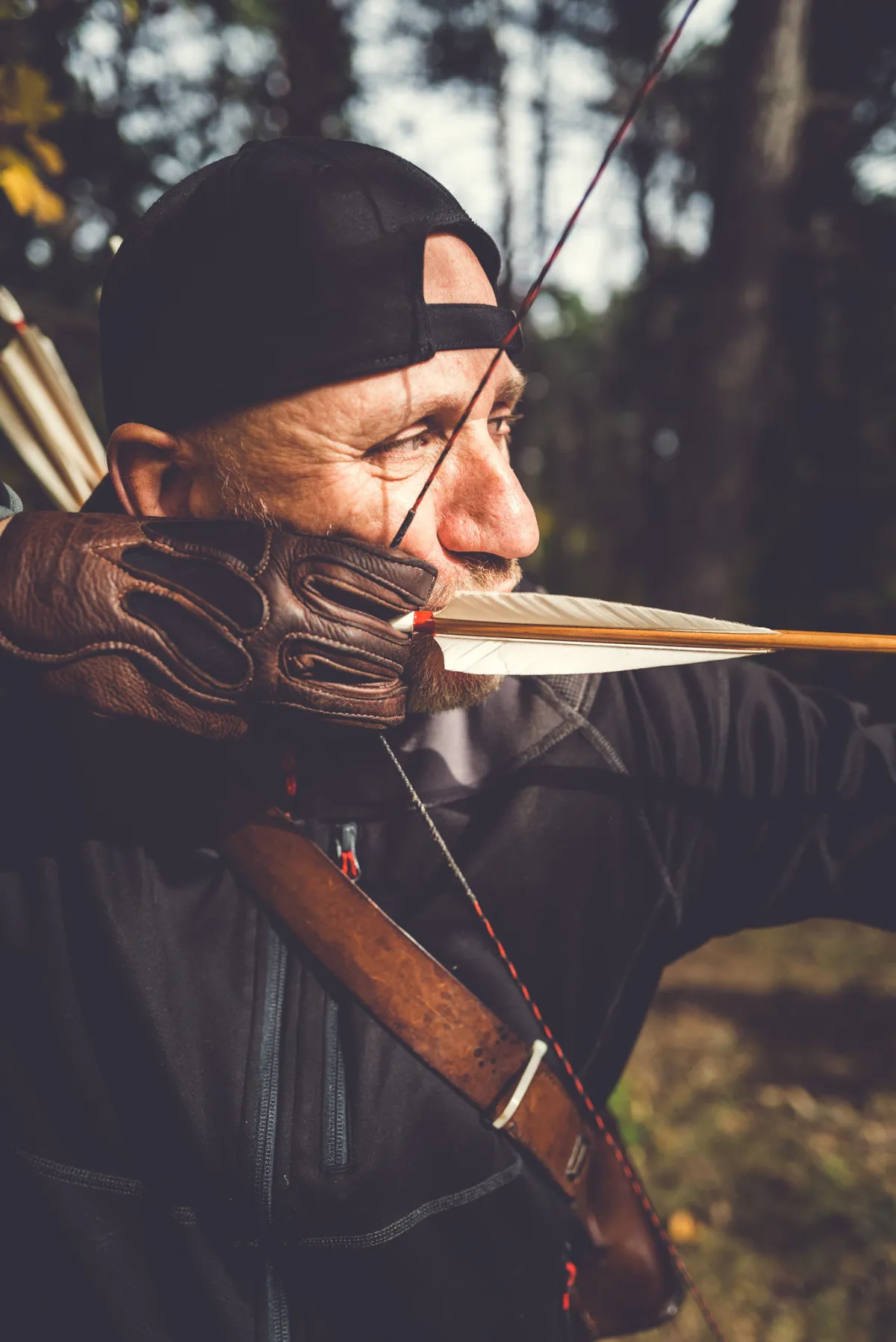 Marc Corbel à l'arc, concentration et effort — forêt, Québec