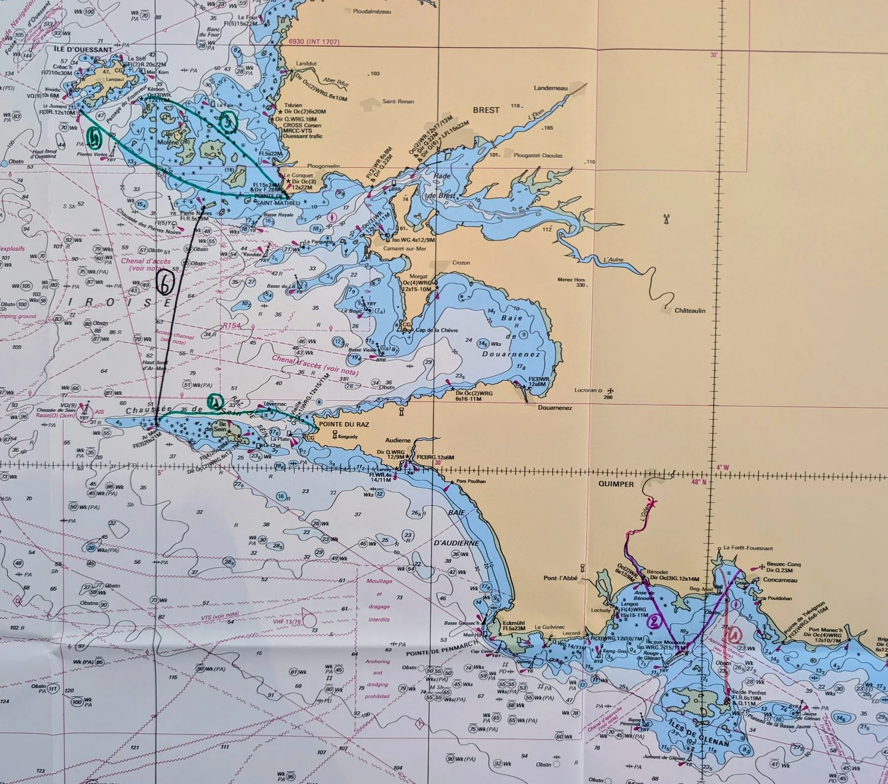 Carte nautique de la mer d'Iroise avec le tracé des étapes de l'Odyssée des phares